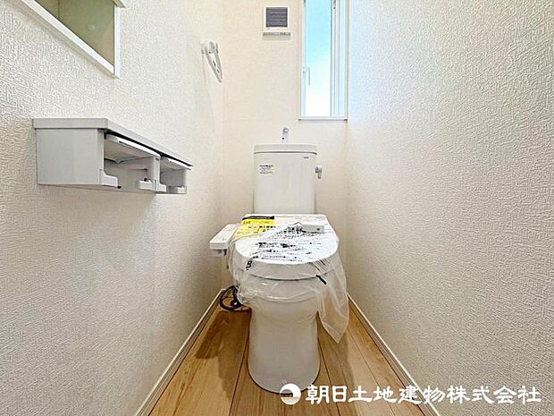 窓があり換気性能も良好！温水洗浄機能付きで清潔感あるトイレ！