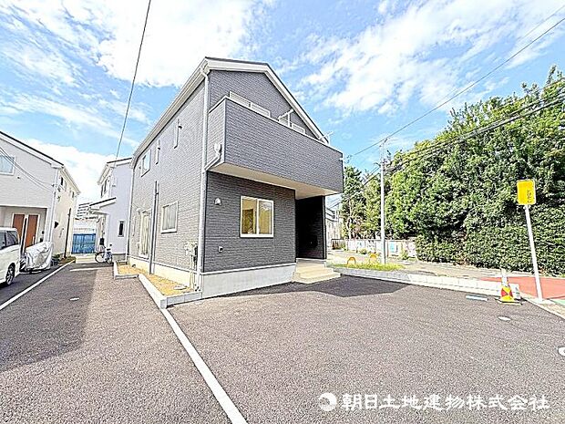 駐車スペースも広く停めやすくなっております。日々お使いのお車もストレスなく停められそうです。
