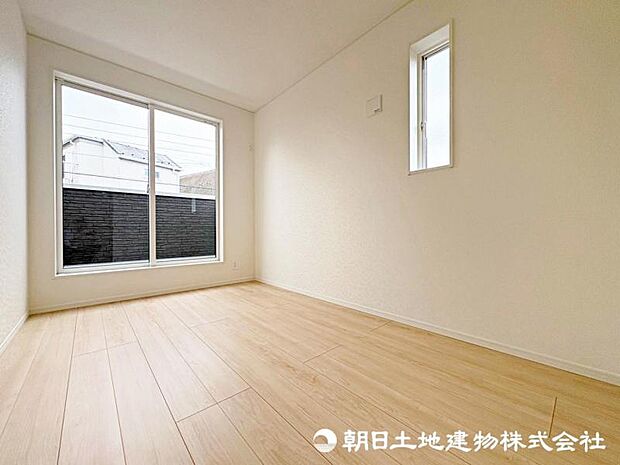 窓から差し込む暖かな陽光のある洋室！大き目のベッド配置可能で主寝室におすすめ！