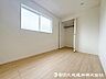 室内：通風・日当たり良好で、窓を開けるとすこやかな風が吹き抜けます。