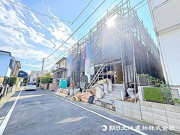 カースペース部分は広々。陽当たりのいい立地とプライバシーの保たれたおすすめの戸建てです。