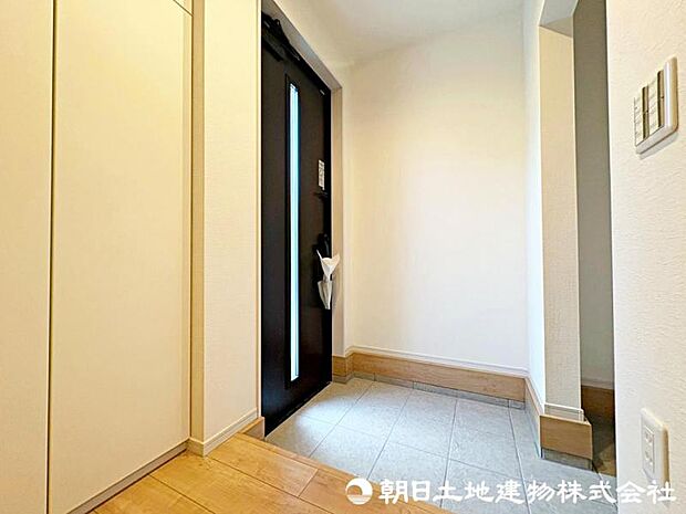 清潔感のある玄関が訪れる人を迎え入れてくれますね。