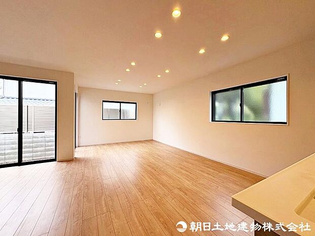 広々としたリビングルームでご家族団らんのお時間をお過ごし下さい!