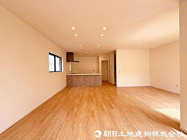 広々としたリビングルームでご家族団らんのお時間をお過ごし下さい!