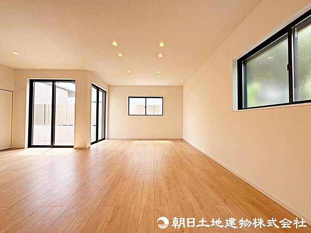 多方から採光の取れた明るく開放感のあるリビングルーム!