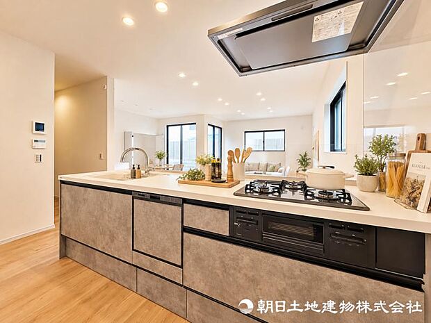 対面式カウンターキッチンで、リビングのご家族ともコミュニケーションが取れますね!※本画像はCGで作成しており、実際の現地には家具は置かれておりません。また、価格に家具は含まれておりません。