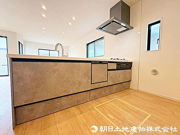 対面式カウンターキッチンで、リビングのご家族ともコミュニケーションが取れますね!
