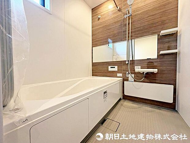 浴槽は足を伸ばして入る事ができる1坪タイプ!お子様とも一緒に入る事の出来る広さがあります!