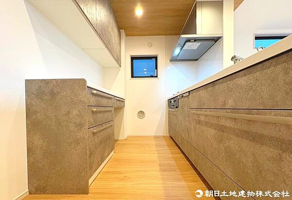 対面式カウンターキッチンは、料理をしながらでもご家族との会話を楽しめます！お手伝いをしてくれるお子様と並びながら準備や片付けが出来るキッチンになっております！
