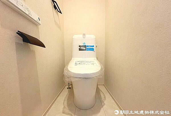 窓があり換気性能も良好！温水洗浄機能付きで清潔感あるトイレ！