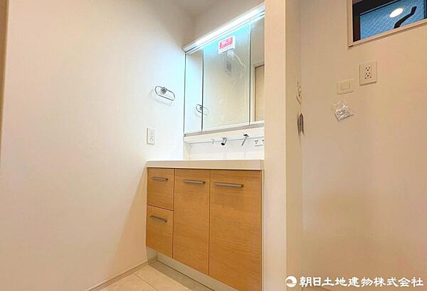多彩な機能が備えられたパウダールーム。心地よいリフレッシュ空間です。洗髪洗面化粧台ですので、水栓がシャワータイプで伸ばして使用できます。