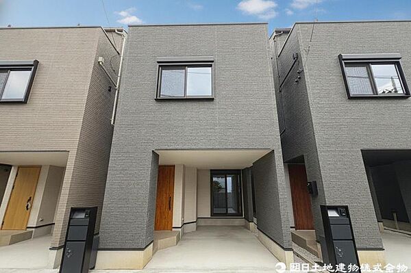 交通量の少ない閑静な住宅街ですので、小さなお子様がいらっしゃるご家庭でも安心してお住まいになれます。前面道路は広いので、お車の出し入れが苦手なママや小さなお子様にも安心ですね。