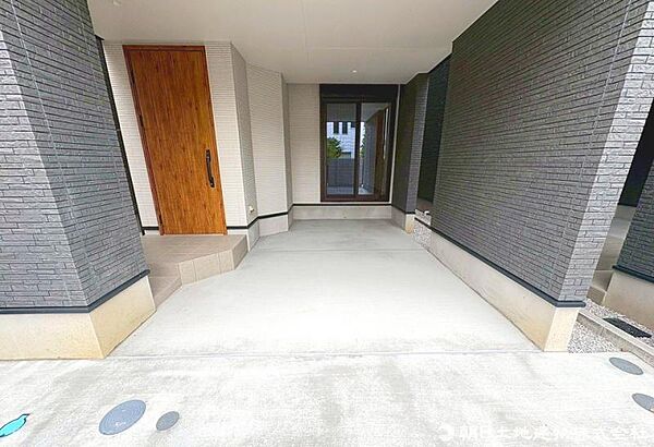 前面道路は広々！お車の出し入れも楽々ですね！