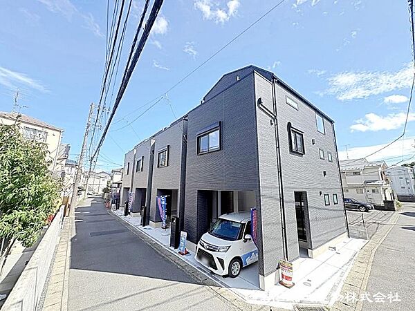 交通量の少ない閑静な住宅街ですので、小さなお子様がいらっしゃるご家庭でも安心してお住まいになれます。前面道路は広いので、お車の出し入れが苦手なママや小さなお子様にも安心ですね。
