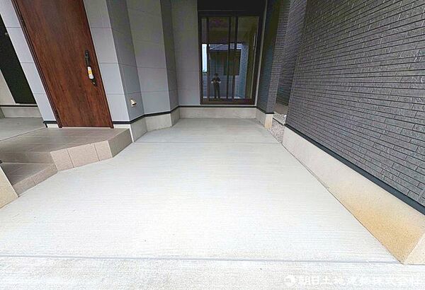 前面道路は広々！お車の出し入れも楽々ですね！
