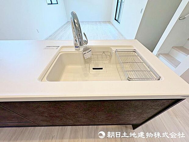 浄水器内蔵型水栓。シンクも広く、効率よくお料理ができます!