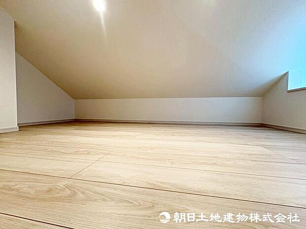 ロフト部分には季節物のお洋服なども収納できます。