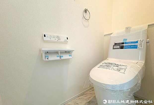 温水洗浄機能付きで清潔感あるトイレ!すっきりリフレッシュできるトイレです。