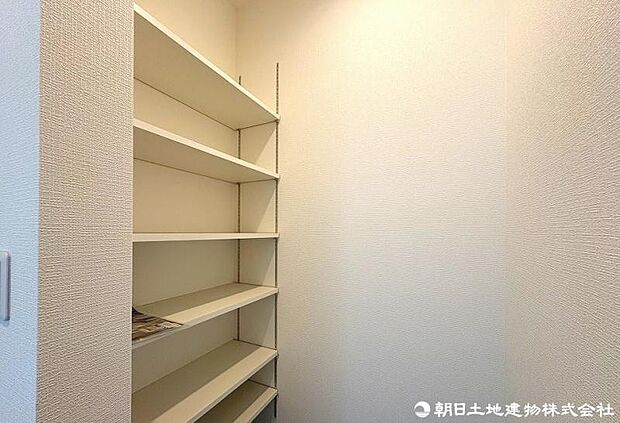 シューズクローク付きで沢山の靴を収納できます。