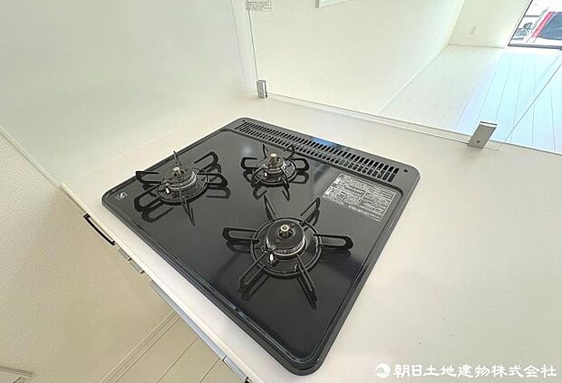 三口コンロ付きで料理の幅も広がります。