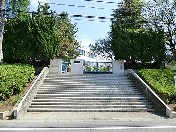 町田市立鶴川第四小学校まで約1300m