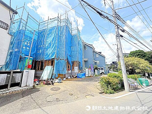 閑静な住宅街に位置しており、落ち着いた雰囲気の住環境です。
