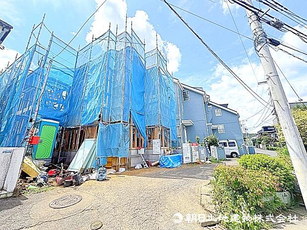 カースペース部分は広々。陽当たりのいい立地とプライバシーの保たれたおすすめの戸建てです。