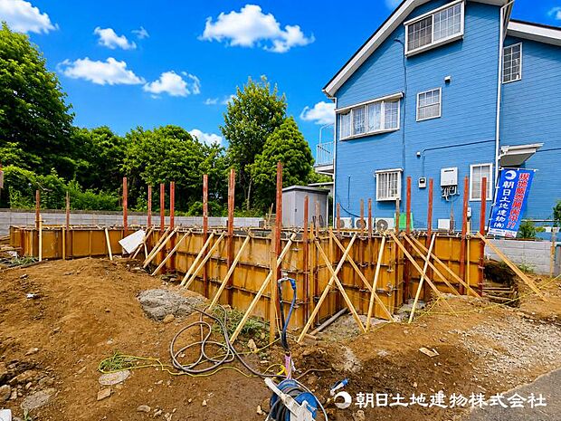 カースペース部分は広々。陽当たりのいい立地とプライバシーの保たれたおすすめの戸建てです。