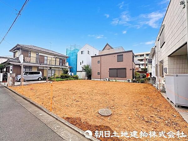 閑静な住宅街に位置しており、落ち着いた雰囲気の住環境です。