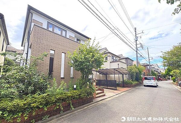前面道路は広いので、お車の出し入れが苦手なママや小さなお子様にも安心ですね。