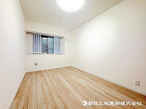 窓から差し込む暖かな陽光のある洋室！大き目のベッド配置可能で主寝室におすすめ！
