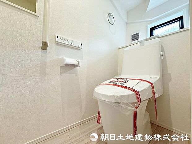 窓があり換気性能も良好！温水洗浄機能付きで清潔感あるトイレ！