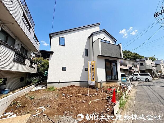 駐車スペースも広く停めやすくなっております。日々お使いのお車もストレスなく停められそうです。