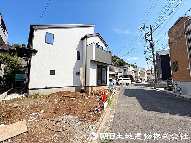 閑静な住宅街に位置しており、落ち着いた雰囲気の住環境です。