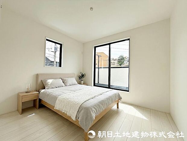 窓から差し込む暖かな陽光のある洋室！大き目のベッド配置可能で主寝室におすすめ！
