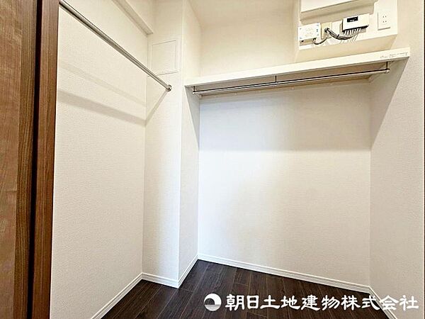 ウォークインクローゼットがあれば奥様の大切なお洋服もしわにならずに収納できますね！