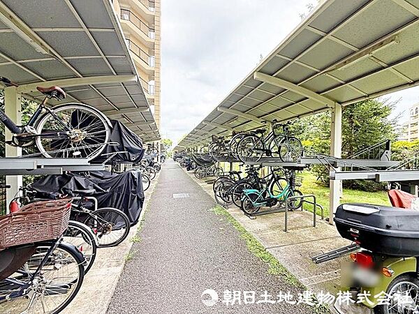 大切な自転車やバイクも雨に濡れにくい屋根付きの駐輪場。
