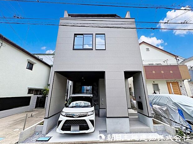 駐車スペースも広く停めやすくなっております。日々お使いのお車もストレスなく停められそうです。