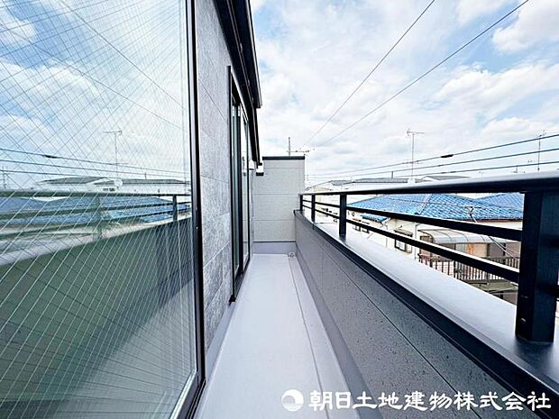 遮るものなくずっと陽当たりの良いバルコニー!風通しもよく洗濯物も早く乾きそうです!