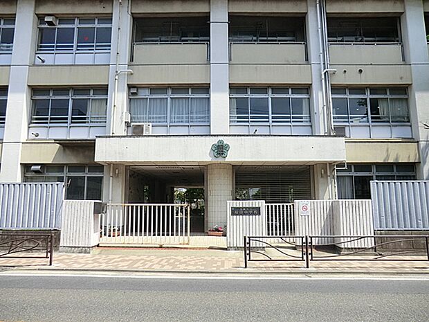 自然豊かな環境の中で、心豊かでたくましい子どもを育む教育に取り組んでいる学校です。