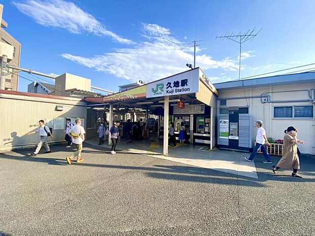 駅の近くにスーパーや飲食店がある程度で、落ち着いた雰囲気です。