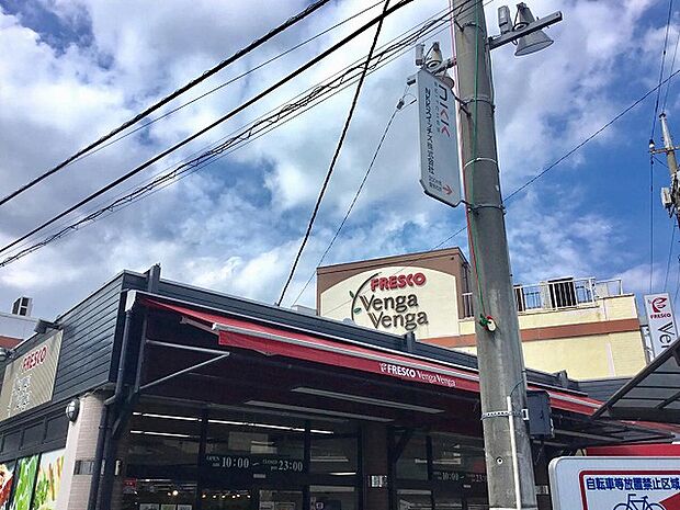 野菜や精肉、鮮魚の品揃えがあり、日々の買い物に利用しやすい店舗です。