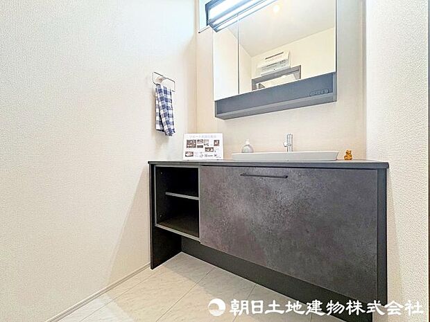 多彩な機能が備えられたパウダールーム。心地よいリフレッシュ空間です。洗髪洗面化粧台ですので、水栓がシャワータイプで伸ばして使用できます。