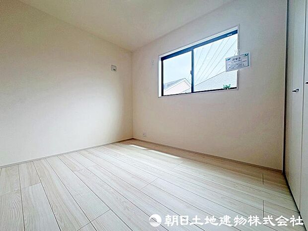 明るい印象の居室。おひさまの光を、爽やかな風をたっぷりと取り込めます。