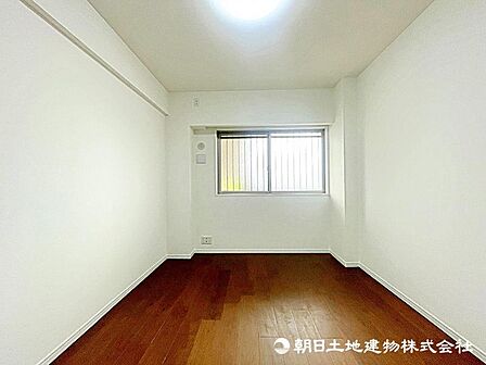 大きな窓からたっぷりと陽光が注がれる明るい空間。家族の成長に対応できる永住仕様の間取りです!