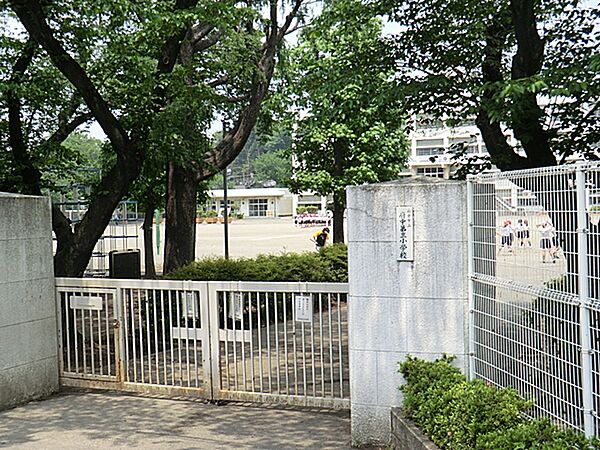 自ら考え工夫し、粘り強く取り組む力を伸ばします。思いやりを大切にしながら心豊かに心身ともにたくましく育つことを目指している小学校です。