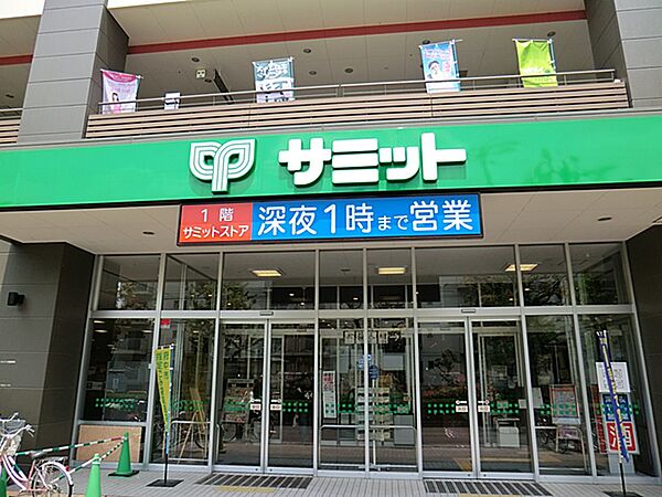 必要な食品や日用品が揃い、品揃えが豊富で、店舗内も広いため快適に買い物しやすいです。