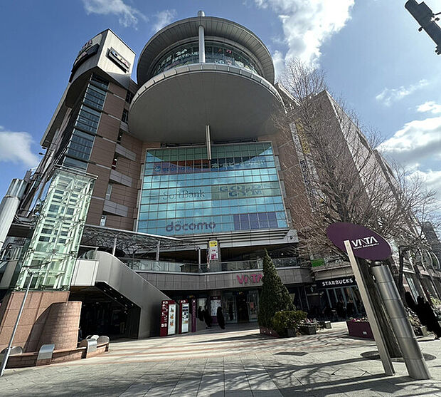 聖蹟桜ヶ丘オーパ　家電量販店やロピア、飲食店などがある商業施設で、日常の買い物や食事をまとめて済ませやすい便利な環境です