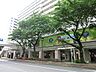 周辺：ザ・スクエア聖蹟桜ヶ丘　複数の店舗が入る商業施設で、日常の買い物や食事をまとめて済ませやすい便利な環境です。