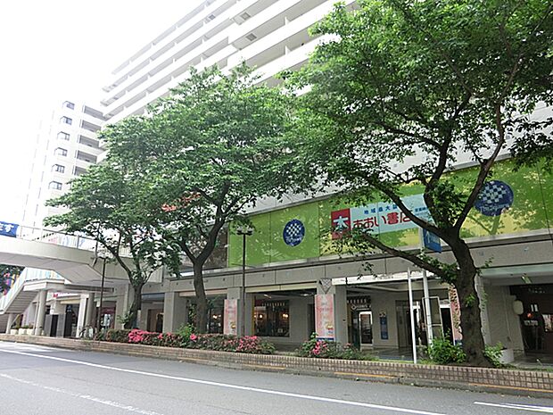 ザ・スクエア聖蹟桜ヶ丘　複数の店舗が入る商業施設で、日常の買い物や食事をまとめて済ませやすい便利な環境です。